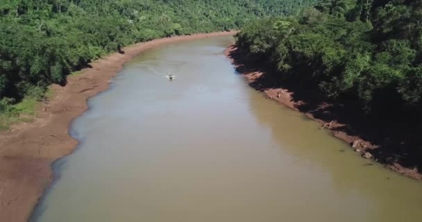 Luftutsikt Över Motorbåt Korsar Flod Misiones Argentina Omgiven Natur Träd — Stockvideo