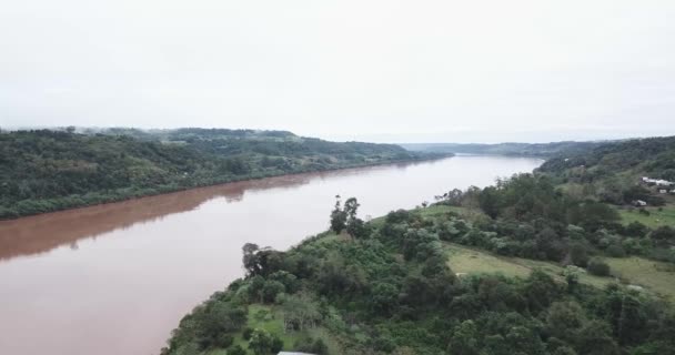 Vue aérienne d'un paysage magnifique et triste avec un los de faune et d'arbres à Misiones Argentine, avec des nuages d'humidité au-dessus. Le ciel devient gris 