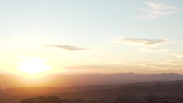 Захід Сонця Долину Жовтим Помаранчевим Небом Сонце Нагріває Землю — стокове відео