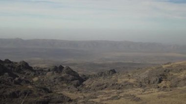 Bulutlu bir günde sisli ve dağlı vadi manzarası.