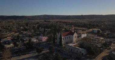 Güneşli bir günde Cordoba Arjantin 'in küçük bir kasabasındaki eski bir kilisenin hava manzarası.