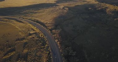Güneşli bir günde bozkırın ortasında bir yol