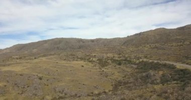 Arkasında dağlar olan yeşil vadinin hava manzarası 