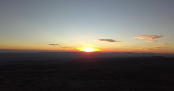 Tramonto Una Valle Con Cielo Blu Giallo Arancione Una Giornata — Video Stock