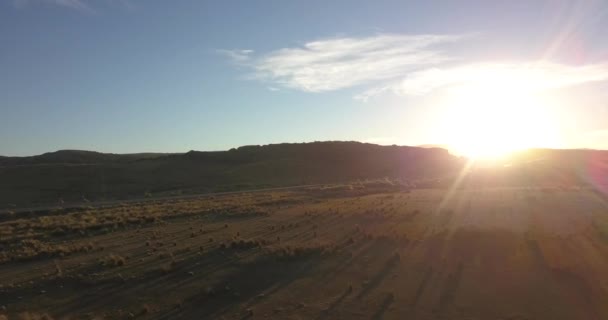 在草原中央的一条路 阳光照射在山谷之上 — 图库视频影像