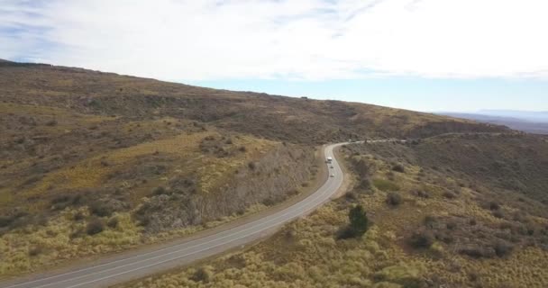 Vista Aérea Del Valle Verde Con Las Montañas Detrás Una — Vídeo de stock