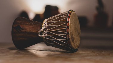 Brezilya Davulu ahşap bir masanın üzerinde müzik çalmaya hazır..