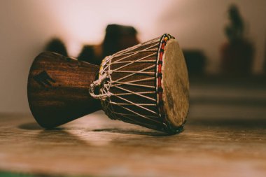 Brezilya Davulu ahşap bir masanın üzerinde müzik çalmaya hazır yatıyor..