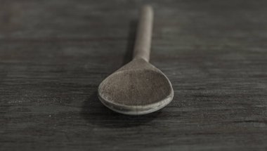 Tahta masanın üzerinde bir tahta kaşık.