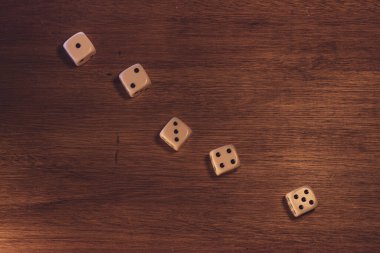 Sıraya dizilmiş bir masanın üzerindeki baharatlar, bir, iki, üç, dört ve beş numara..