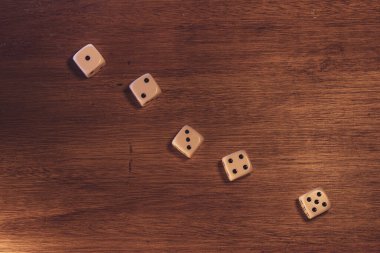 Sıraya dizilmiş bir masanın üzerindeki baharatlar, bir, iki, üç, dört ve beş numara..