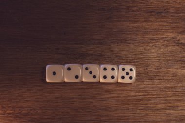 Sıraya dizilmiş bir masanın üzerindeki baharatlar, bir, iki, üç, dört ve beş yatay