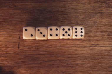 Sıraya dizilmiş bir masanın üzerindeki baharatlar, bir, iki, üç, dört ve beş yatay