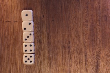  Bir satırda bir masa, bir, iki, üç, dört ve beş numara sol tarafta.