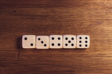 Sıraya dizilmiş bir masanın üzerindeki baharatlar, bir, iki, üç, dört ve beş yatay