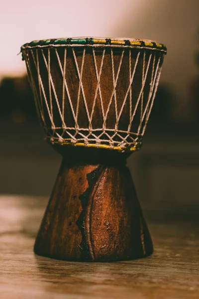 Brezilya Davulu ahşap bir masanın üzerinde müzik çalmaya hazır..