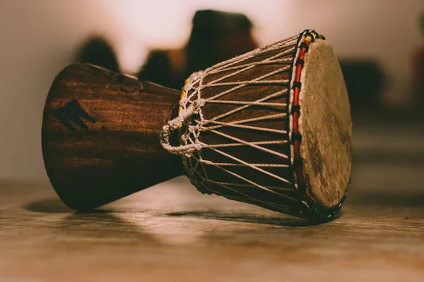 Brezilya Davulu ahşap bir masanın üzerinde müzik çalmaya hazır yatıyor..