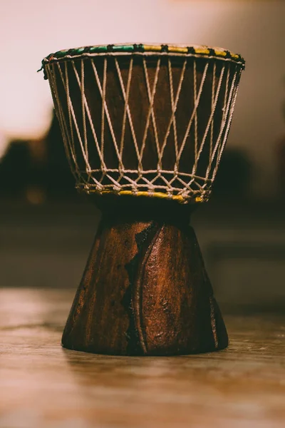 Brezilya Davulu ahşap bir masanın üzerinde müzik çalmaya hazır..