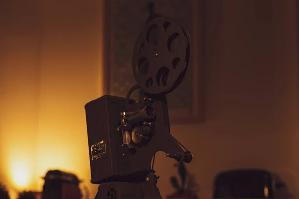 Masanın üzerinde eski bir film projektörünün yakın çekimi.
