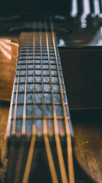 Telli bir gitar boynu.
