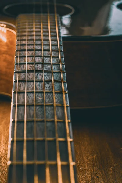 Telli bir gitar boynu.