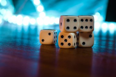 Arkasında parlak ışıklar olan bir masanın üzerindeki baharatlar. İki numara, dört, beş, altı.