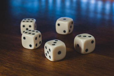 Arkasında parlak ışıklar olan bir masanın üzerindeki baharatlar. Altı, üç ve bir numaralarla..