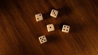 İki, üç, dört, beş ve bir numaralı ahşap masanın üzerindeki baharatlar..