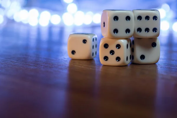 Dados Sobre Uma Mesa Com Luzes Brilhantes Atrás Com Números — Fotografia de Stock