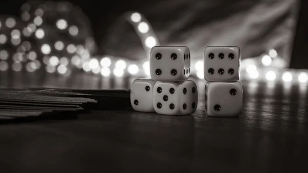 Dados Sobre Uma Mesa Com Luzes Brilhantes Atrás Com Números — Fotografia de Stock