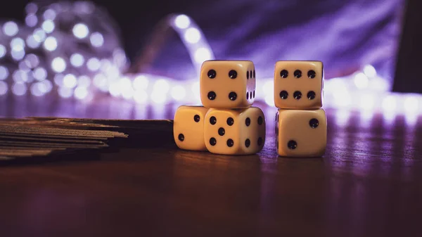 Dados Sobre Uma Mesa Com Luzes Brilhantes Atrás Com Números — Fotografia de Stock