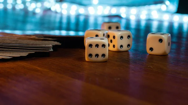 Dés Sur Une Table Avec Des Lumières Vives Derrière Avec — Photo