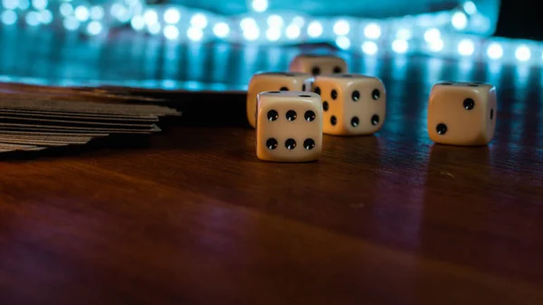 Apparaten Een Tafel Met Felle Lichten Achter Met Nummers Zes — Stockfoto