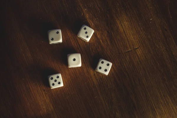 Dados Sobre Uma Mesa Madeira Com Números Dois Três Quatro — Fotografia de Stock