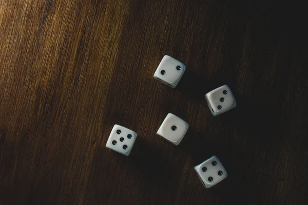 Dados Sobre Uma Mesa Madeira Com Números Dois Três Quatro — Fotografia de Stock