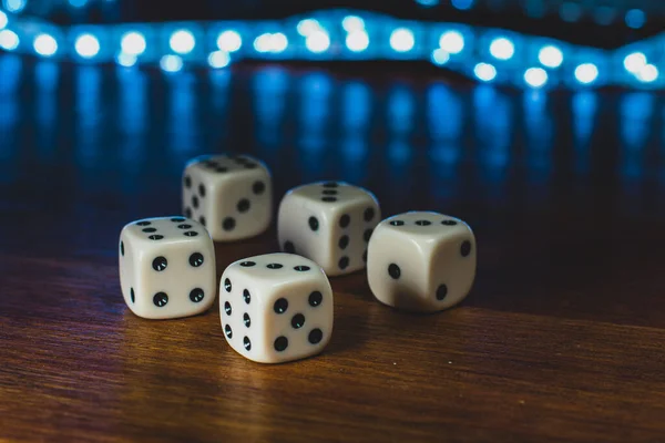 Dados Sobre Uma Mesa Com Luzes Brilhantes Atrás Com Números — Fotografia de Stock