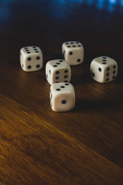 Dices Een Houten Tafel Met Nummers Drie Zes — Stockfoto