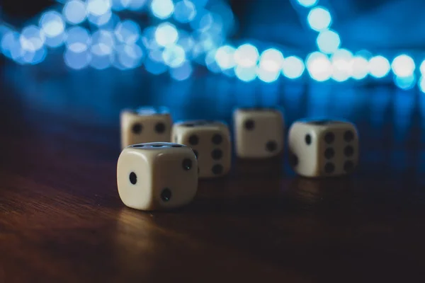 Apparaten Een Tafel Met Felle Lichten Achter Met Nummers Zes — Stockfoto