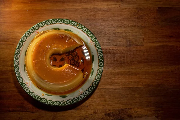 Bol Karamel Lezzetli Bir Vainilla Turtası Tipik Arjantin Tatlısı Tahta — Stok fotoğraf