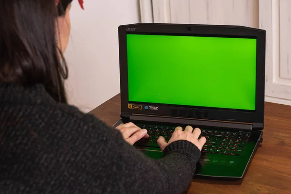 Una Donna Che Digita Taccuino Mentre Home Office Con Uno — Foto Stock