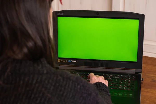 Una Donna Che Digita Taccuino Mentre Home Office Con Uno — Foto Stock