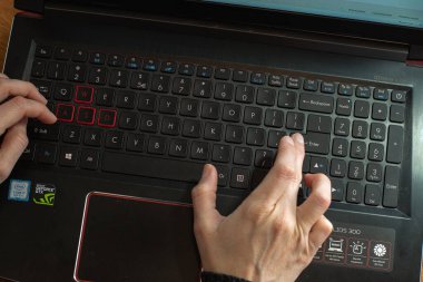 Defterde yazan bir kadın ev ofisini arıyor..