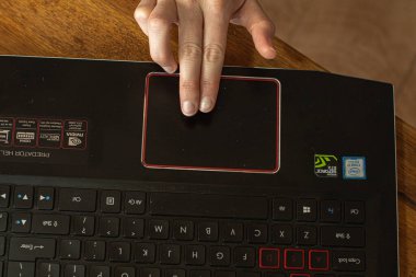 Defterde fare altlığı kullanan bir kadın ev ofisini arıyor..