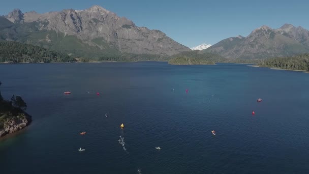 Vista Aérea Nadadores Competición Triatlón Ironman Cruzando Lago Nahuel Huapi — Vídeo de stock