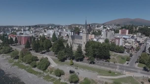 Vista Aérea Lado Catedral Bariloche Perto Centro Lugar Movimentado Cidade — Vídeo de Stock