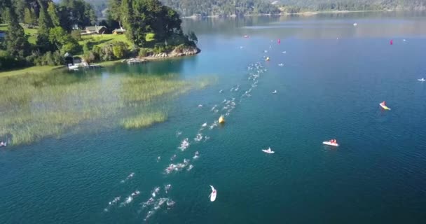 Vista Aérea Nadadores Competición Triatlón Ironman Cruzando Lago Nahuel Huapi — Vídeos de Stock