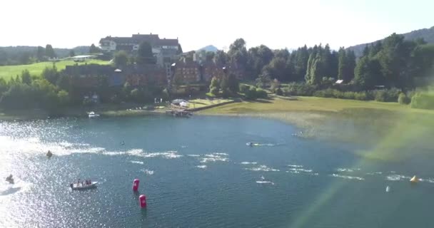 アイアンマン トライアスロン競技の水泳選手の空気ビューは晴れた夏の日にNahuel Huapi湖を横断します ボートに囲まれて — ストック動画