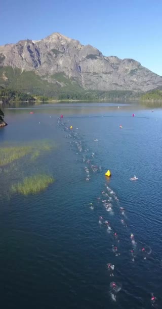 Vista Aérea Nadadores Competição Triatlo Ironman Atravessando Lago Nahuel Huapi — Vídeo de Stock