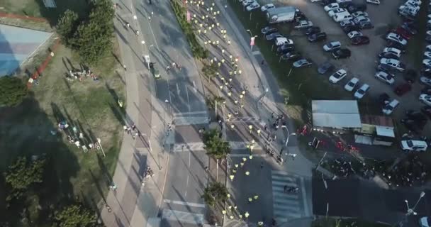 许多赛跑选手在布宜诺斯艾利斯市参加马拉松比赛 在一个阳光明媚的夏日 他们穿过市中心的一条街道 — 图库视频影像