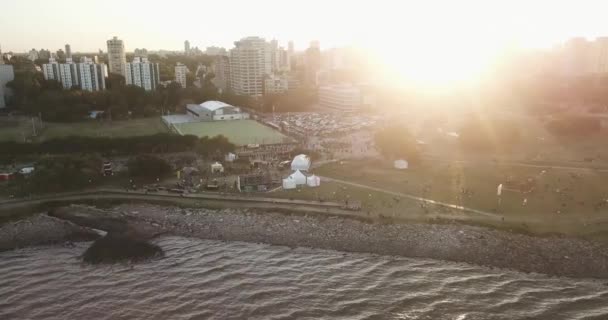 Vista Del Atardecer Verano Cerca Del Río Con Reflexión Sobre — Vídeos de Stock